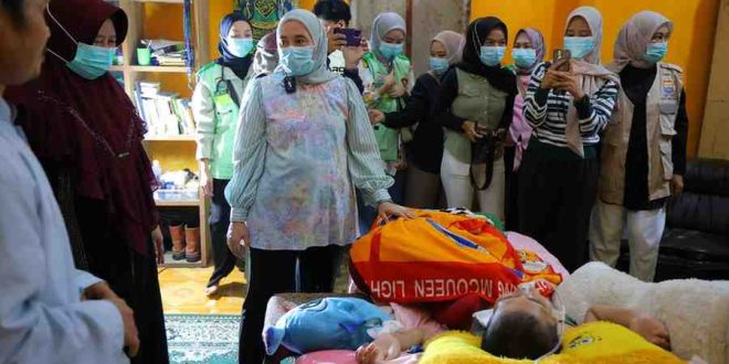 Ketua TP PKK kota Palembang, Dewi Sastrani Ratu dewa mengunjungi warga yang bernama Rahim yang tinggal di Kelurahan Karya Jaya kecamatan Kertapati Kota Palembang, Foto: Kominfo Palembang.