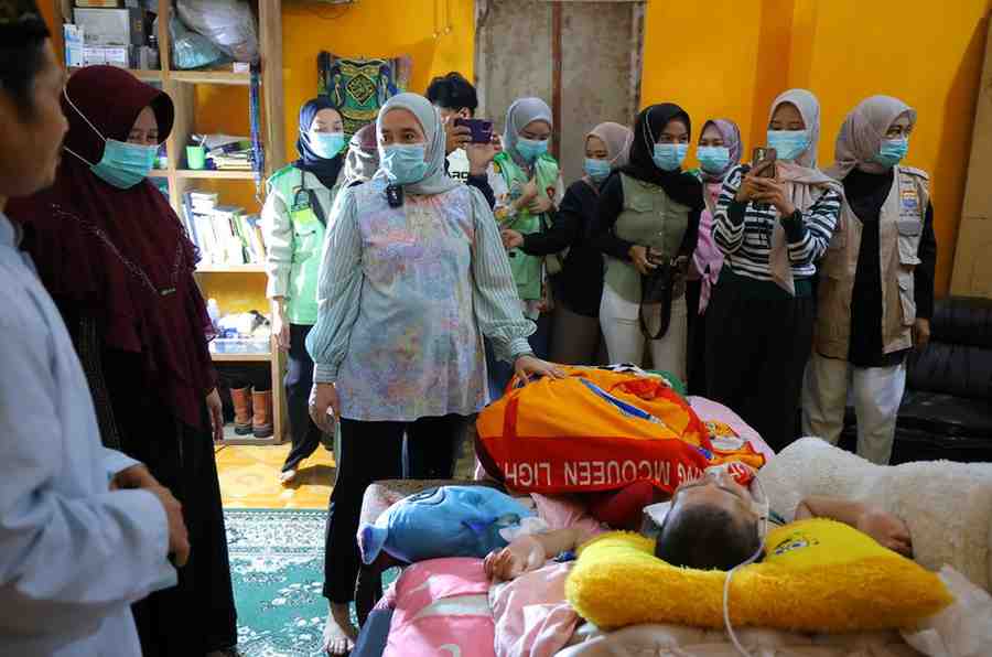 Ketua TP PKK kota Palembang, Dewi Sastrani Ratu dewa mengunjungi warga yang bernama Rahim yang tinggal di Kelurahan Karya Jaya kecamatan Kertapati Kota Palembang, Foto: Kominfo Palembang.