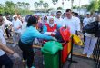 Ketua Palang Merah Indonesia (PMI) Palembang, Dewi Sastrani ikut bersih-bersih pada kegiatan PLN Mobile Color Run 2025 yang di gelar di Benteng Kuto Besak (BKB) sabtu (24/5/2025). Foto: Kominfo Palembang.
