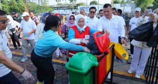 Ketua Palang Merah Indonesia (PMI) Palembang, Dewi Sastrani ikut bersih-bersih pada kegiatan PLN Mobile Color Run 2025 yang di gelar di Benteng Kuto Besak (BKB) sabtu (24/5/2025). Foto: Kominfo Palembang.