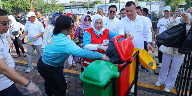 Ketua Palang Merah Indonesia (PMI) Palembang, Dewi Sastrani ikut bersih-bersih pada kegiatan PLN Mobile Color Run 2025 yang di gelar di Benteng Kuto Besak (BKB) sabtu (24/5/2025). Foto: Kominfo Palembang.