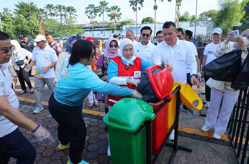 Ketua Palang Merah Indonesia (PMI) Palembang, Dewi Sastrani ikut bersih-bersih pada kegiatan PLN Mobile Color Run 2025 yang di gelar di Benteng Kuto Besak (BKB) sabtu (24/5/2025). Foto: Kominfo Palembang.