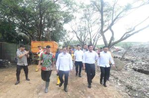 Menteri Lingkungan Hidup (LH) Republik Indonesia, Hanif Faisol Nurofiq, didampingi Gubernur Sumsel Herman Deru meninjau Tempat Pembuangan Akhir (TPA) di Sukawinatan, Sukabangun, Sabtu (24/5/2025). Foto: Humas Pemprov Sumsel.