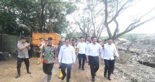 Menteri Lingkungan Hidup (LH) Republik Indonesia, Hanif Faisol Nurofiq, didampingi Gubernur Sumsel Herman Deru meninjau Tempat Pembuangan Akhir (TPA) di Sukawinatan, Sukabangun, Sabtu (24/5/2025). Foto: Humas Pemprov Sumsel.