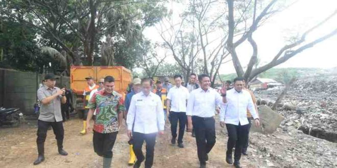 Menteri Lingkungan Hidup (LH) Republik Indonesia, Hanif Faisol Nurofiq, didampingi Gubernur Sumsel Herman Deru meninjau Tempat Pembuangan Akhir (TPA) di Sukawinatan, Sukabangun, Sabtu (24/5/2025). Foto: Humas Pemprov Sumsel.