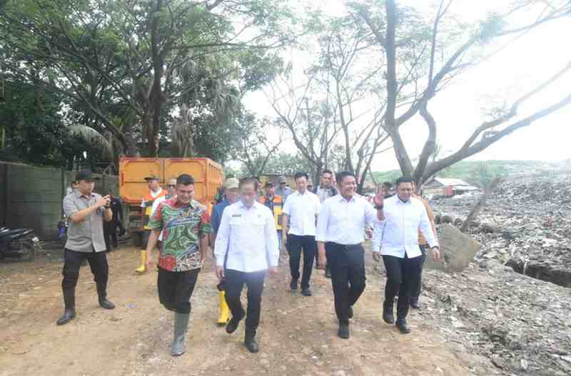 Menteri Lingkungan Hidup (LH) Republik Indonesia, Hanif Faisol Nurofiq, didampingi Gubernur Sumsel Herman Deru meninjau Tempat Pembuangan Akhir (TPA) di Sukawinatan, Sukabangun, Sabtu (24/5/2025). Foto: Humas Pemprov Sumsel.