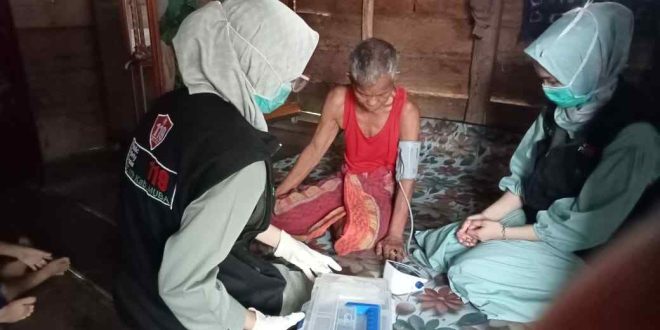 Pelayanan darurat kesehatan yang dilakukan petugas Dinas Kesehatan Muba. Foto: Dok Dinkes Muba.