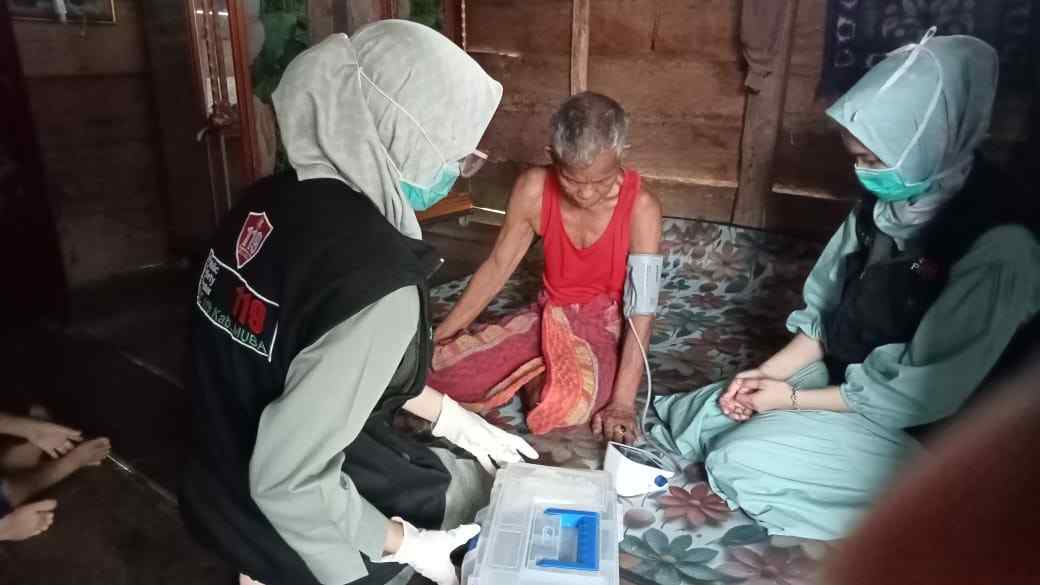 Pelayanan darurat kesehatan yang dilakukan petugas Dinas Kesehatan Muba. Foto: Dok Dinkes Muba.