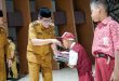 Bupati Muba, HM Toha secara simbolis menyerahkan seragam dan tas gratis kepada para siswa di Muba, Selasa (6/5/2025). Foto: Kominfo Muba.