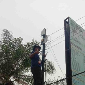 Warga Desa Pangkalan Tungkal, Kecamatan Tungkal Jaya, Muba, menghadirkan oase inovasi. dengan memasang satelit Starlink, untuk megatasi internet warga. Foto: Dok waga.