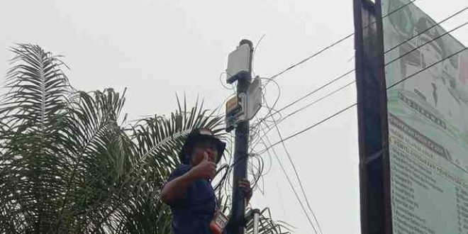 Warga Desa Pangkalan Tungkal, Kecamatan Tungkal Jaya, Muba, menghadirkan oase inovasi. dengan memasang satelit Starlink, untuk megatasi internet warga. Foto: Dok waga.