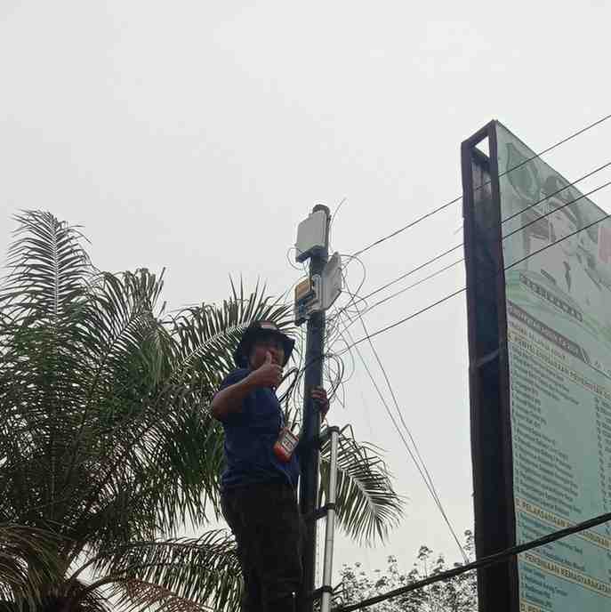 Warga Desa Pangkalan Tungkal, Kecamatan Tungkal Jaya, Muba, menghadirkan oase inovasi. dengan memasang satelit Starlink, untuk megatasi internet warga. Foto: Dok waga.