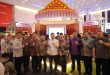 Para pejabat Pemkot Palembang berfota di depan Stand Pemkot Palembang di ICE Grand City Surabaya, Kamis (8/5/2025). Foto: Kominfo Palembang.