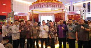 Para pejabat Pemkot Palembang berfota di depan Stand Pemkot Palembang di ICE Grand City Surabaya, Kamis (8/5/2025). Foto: Kominfo Palembang.
