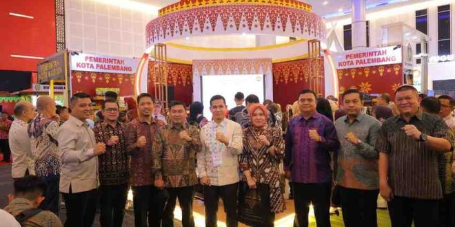 Para pejabat Pemkot Palembang berfota di depan Stand Pemkot Palembang di ICE Grand City Surabaya, Kamis (8/5/2025). Foto: Kominfo Palembang.