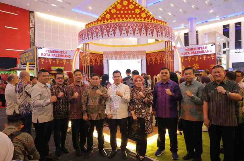 Para pejabat Pemkot Palembang berfota di depan Stand Pemkot Palembang di ICE Grand City Surabaya, Kamis (8/5/2025). Foto: Kominfo Palembang.