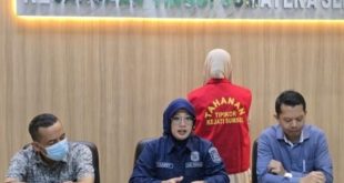 Yuli Eprina, oknum pegawai BRI Sekayu (baju orange) ditangkap tim penyidik Kejaksaan Tinggi Sumsel. Foto: Dok Penkum Kejati Sumsel.
