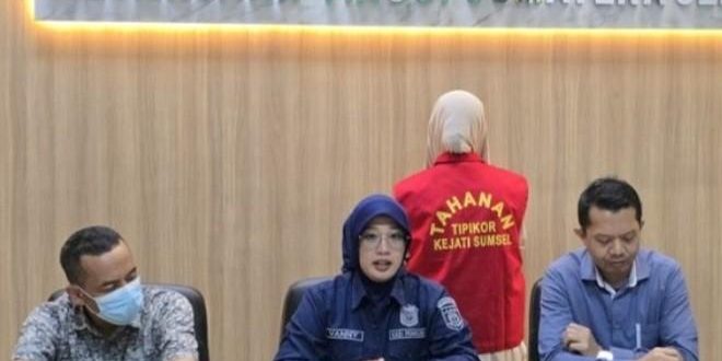 Yuli Eprina, oknum pegawai BRI Sekayu (baju orange) ditangkap tim penyidik Kejaksaan Tinggi Sumsel. Foto: Dok Penkum Kejati Sumsel.