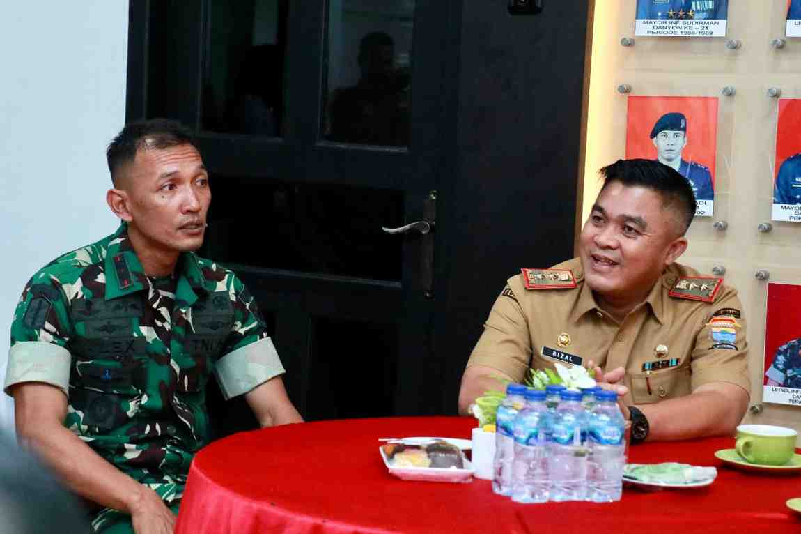 Sekretaris Daerah Kota Palembang Aprizal Hasyim bersilaturahmi dengan jajaran Yonif 200 Raider, Selasa (6/5/2025). Foto: Kominfo Palembang.