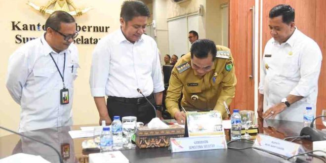 Bupati Muba, HM Toha menandatangani kesepakatan Participating Interest (PI) 10% di Wilayah Kerja Rimau, Senin (5/5/2025). Foto: Kominfo Muba.