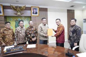 Bupati Muba, HM Toha rapat Exit Meeting bersama Badan Pemeriksa Keuangan (BPK) Perwakilan Provinsi Sumatera Selatan. Acara ini berlangsung di Ruang Rapat Serasan Sekate, Jum'at (9/5/2025). Foto: Kominfo Muba.