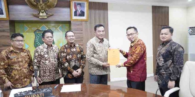 Bupati Muba, HM Toha rapat Exit Meeting bersama Badan Pemeriksa Keuangan (BPK) Perwakilan Provinsi Sumatera Selatan. Acara ini berlangsung di Ruang Rapat Serasan Sekate, Jum'at (9/5/2025). Foto: Kominfo Muba.
