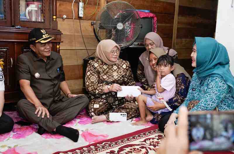 Bupati Muba, HM Toha dan istri mengunjungi kediaman bocah Afifah, yang menggidap kebocoran jantung, Rabu (30/4/2025). Foto: Kominfo Muba.