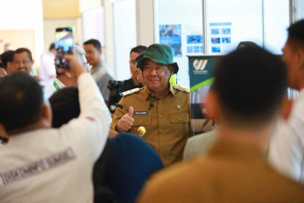Wagub Sumsel, Cik Ujang ssat hadir di pembukaan Indonesian Conference and Competition Occupational Safety and Health (ICC-OSH) 2025 di Ballroom Hotel Aryaduta, Palembang, Selasa (27/5/2025). Foto: Humas Pemprov Sumsel.