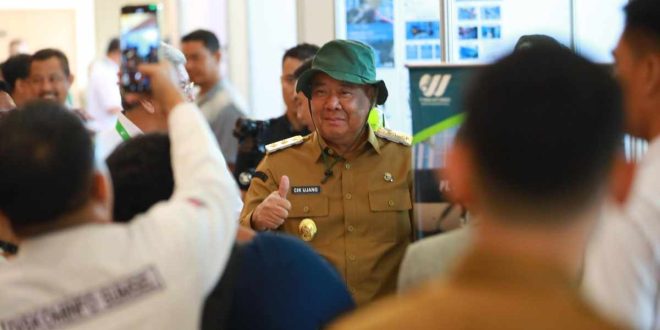 Wagub Sumsel, Cik Ujang ssat hadir di pembukaan Indonesian Conference and Competition Occupational Safety and Health (ICC-OSH) 2025 di Ballroom Hotel Aryaduta, Palembang, Selasa (27/5/2025). Foto: Humas Pemprov Sumsel.