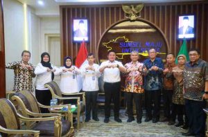 Rektor Unsri, Prof Dr Taufik Marwa dan jajaran saat silaturrahi dengan Gubernur Sumsel, Herman Deru, Rabu (21/5/2025). Foto: Humas Pemprov Sumsel.