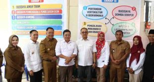 Wagub Sumsel, Cik Ujang saat mendampingi kunjungan kerja Kepala Badan Pangan Nasional, Arief Prasetyo Adi, ST, MT, Ph.D. (hc) dan Wakil Menteri Kelautan dan Perikanan RI Dr. Didit Herdiawan Ashaf, M.P.A., M.B.A., di Koperasi Kelurahan Merah Putih Sukodadi, Kecamatan Sukarami, Palembang, Selasa (27/5/2025). Foto: Humas Pemprov Sumsel.