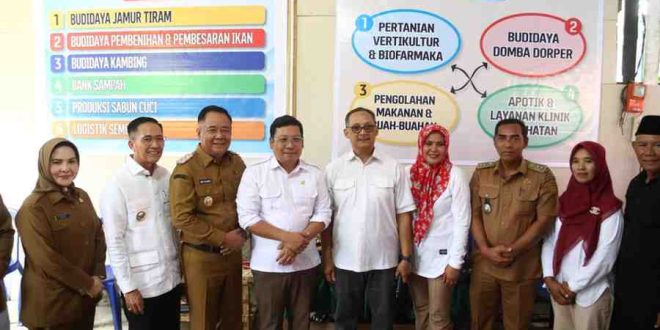Wagub Sumsel, Cik Ujang saat mendampingi kunjungan kerja Kepala Badan Pangan Nasional, Arief Prasetyo Adi, ST, MT, Ph.D. (hc) dan Wakil Menteri Kelautan dan Perikanan RI Dr. Didit Herdiawan Ashaf, M.P.A., M.B.A., di Koperasi Kelurahan Merah Putih Sukodadi, Kecamatan Sukarami, Palembang, Selasa (27/5/2025). Foto: Humas Pemprov Sumsel.