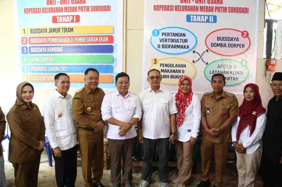 Wagub Sumsel, Cik Ujang saat mendampingi kunjungan kerja Kepala Badan Pangan Nasional, Arief Prasetyo Adi, ST, MT, Ph.D. (hc) dan Wakil Menteri Kelautan dan Perikanan RI Dr. Didit Herdiawan Ashaf, M.P.A., M.B.A., di Koperasi Kelurahan Merah Putih Sukodadi, Kecamatan Sukarami, Palembang, Selasa (27/5/2025). Foto: Humas Pemprov Sumsel.