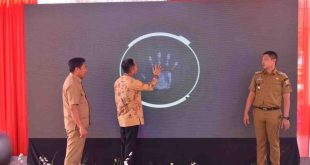 Walikota Palembang, Ratu Dewa didampingi Kadis Kominfo Adi Zahri melaunching 50 titik wife gratis di wilayah Palembang, Senin (26/5/2025). Foto: Kominfo Palembang.
