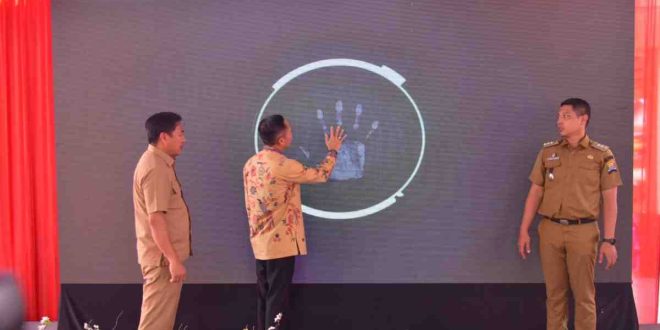 Walikota Palembang, Ratu Dewa didampingi Kadis Kominfo Adi Zahri melaunching 50 titik wife gratis di wilayah Palembang, Senin (26/5/2025). Foto: Kominfo Palembang.