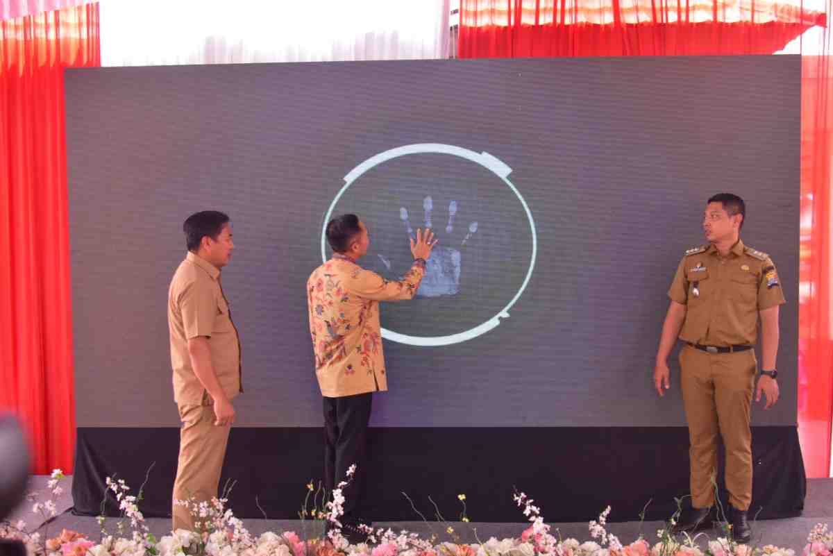 Walikota Palembang, Ratu Dewa didampingi Kadis Kominfo Adi Zahri melaunching 50 titik wife gratis di wilayah Palembang, Senin (26/5/2025). Foto: Kominfo Palembang.