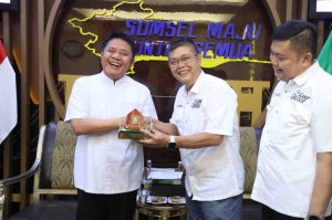 Ketua TLCI Chapter 22 Palembang, Benny Wijaya saat bertemu Gubernur Sumsel Herman Deru. Foto: Humas Pemprov Sumsel.