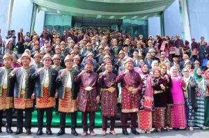 Gubernur Sumsel, Herm,an Deru, Walikota Palembang, Ratu Dewa dan sejumlah udangan lainnya yang hadir di puncak HUT Palembang di DPRD Palembang, Selasa (17/5/2025). Foto: Kominfo Palembang.