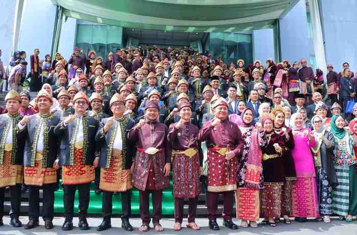 Gubernur Sumsel, Herm,an Deru, Walikota Palembang, Ratu Dewa dan sejumlah udangan lainnya yang hadir di puncak HUT Palembang di DPRD Palembang, Selasa (17/5/2025). Foto: Kominfo Palembang.