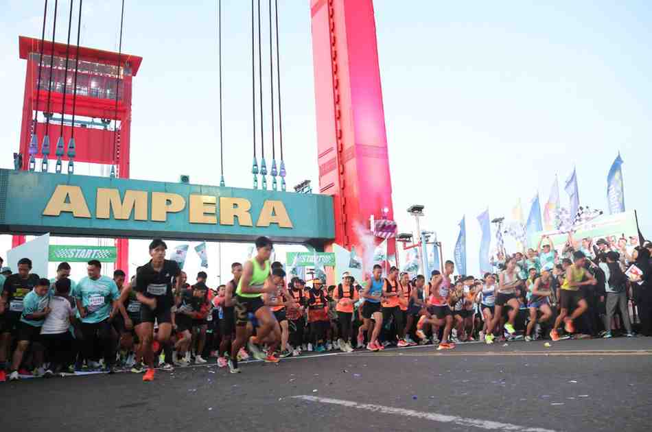 Ribuan warga ikut Ampera Tourism Run 2025 yang mengambil start d Jembatan Ampera, Palembang, Minggu (15/6/2025). Foto: Humas Pemprov Sumsel.