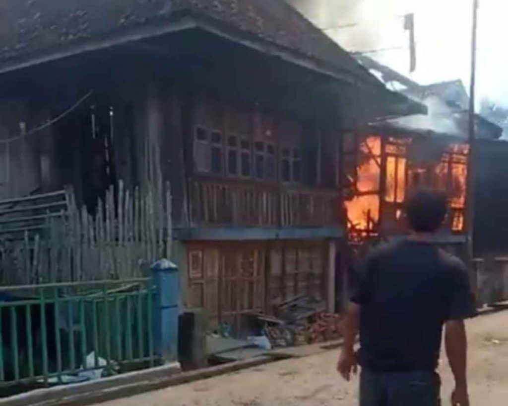 Api melahap dua rumah di Tanah Abang. Namun berhasil dicegah agar tidak meluas, Kamis (5/6/2025). Foto: Kominfo Muba.