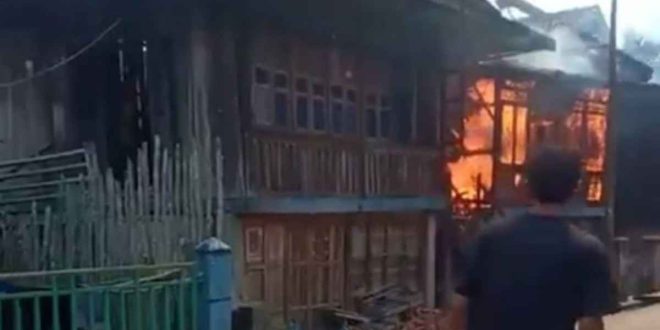 Api melahap dua rumah di Tanah Abang. Namun berhasil dicegah agar tidak meluas, Kamis (5/6/2025). Foto: Kominfo Muba.