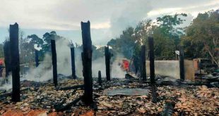 Petugas masih berusaha memadamkan sisa api yang menghanguskan empat rumah di Desa Dawas, Keluang, Muba, Rabu (4/6/2025). Foto: Kominfo Muba.