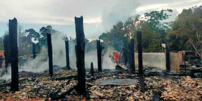 Petugas masih berusaha memadamkan sisa api yang menghanguskan empat rumah di Desa Dawas, Keluang, Muba, Rabu (4/6/2025). Foto: Kominfo Muba.