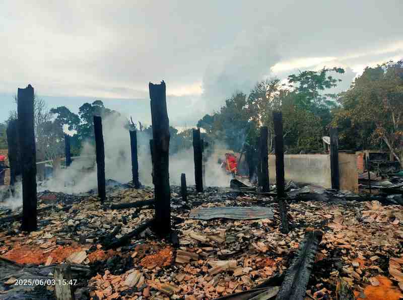 Petugas masih berusaha memadamkan sisa api yang menghanguskan empat rumah di Desa Dawas, Keluang, Muba, Rabu (4/6/2025). Foto: Kominfo Muba.