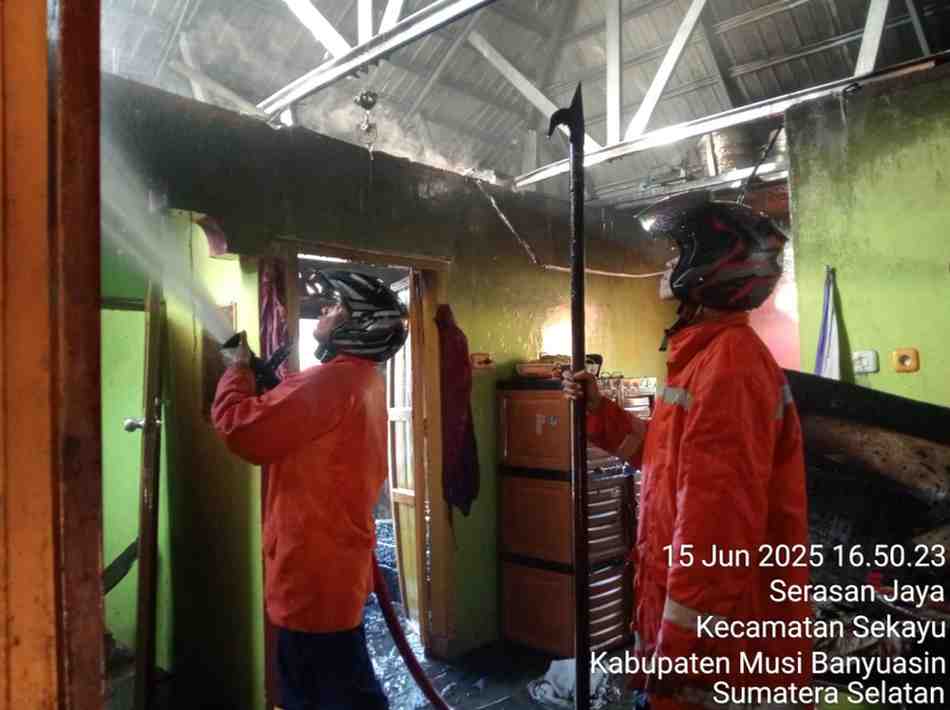Petugas Damkar Pemkab Muba menjinakkan api yang melahap sebuah rumah di Sekayu, Minggu (15/6/2025). Foto: Kominfo Muba.