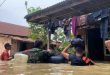 Petugas gabungan dan warga gotong royong membantu warga yang kebanjiran, Kamis (5/6/2025). Foto: Kominfo Muba.