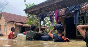 Petugas gabungan dan warga gotong royong membantu warga yang kebanjiran, Kamis (5/6/2025). Foto: Kominfo Muba.