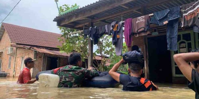 Petugas gabungan dan warga gotong royong membantu warga yang kebanjiran, Kamis (5/6/2025). Foto: Kominfo Muba.