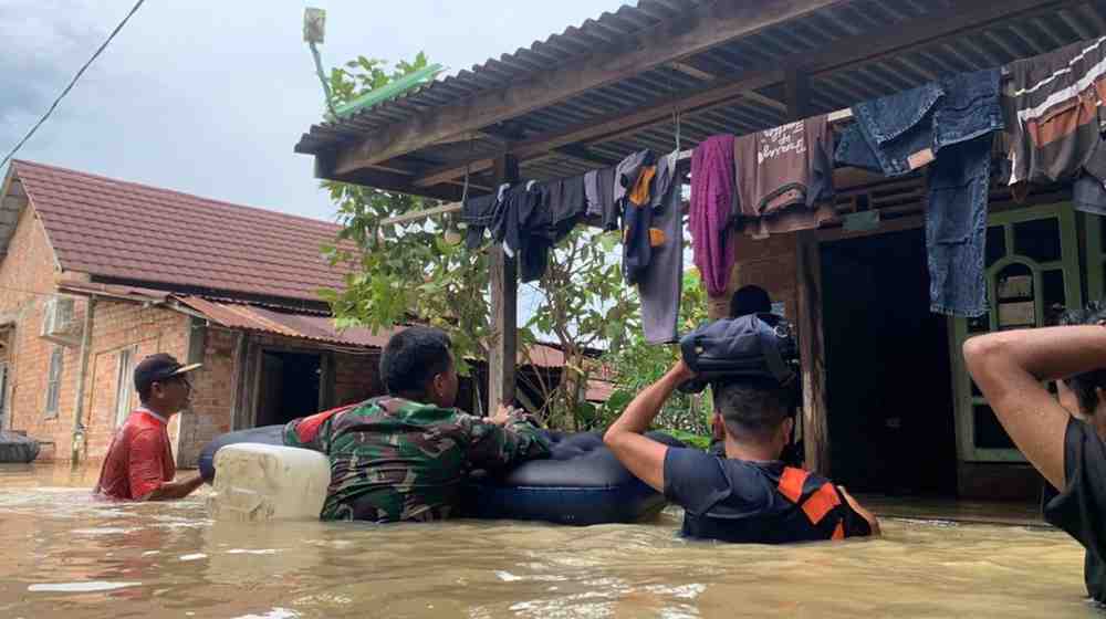 Petugas gabungan dan warga gotong royong membantu warga yang kebanjiran, Kamis (5/6/2025). Foto: Kominfo Muba.